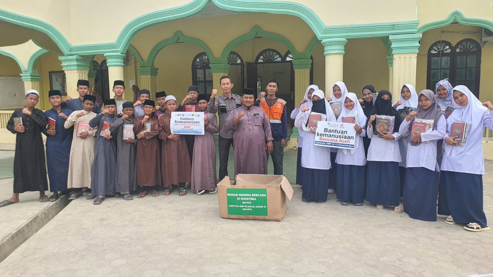 Jejak Kebaikan di Tamiang Aceh: Jami'iyah SMPIA 12 Al Azhar Rawamangun Berbagi Al-Qur’an dan Mukena